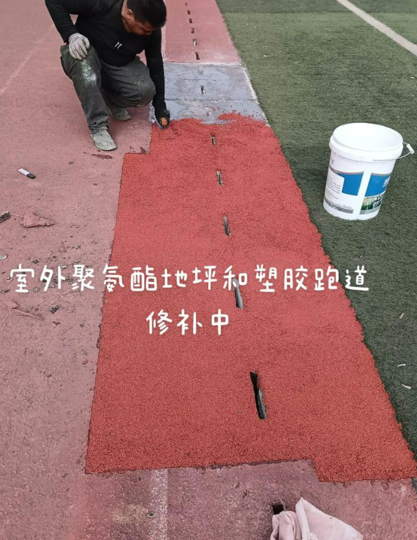 群英乡球场地面翻新维修，核心是先诊断破损